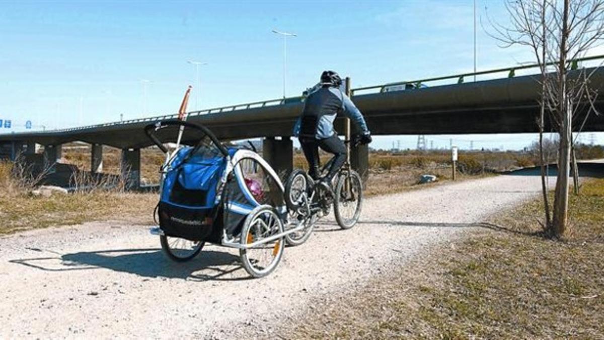 Un ciclista recorre un camino del Parc Agrari de El Prat, que estaría afectado, en febrero.