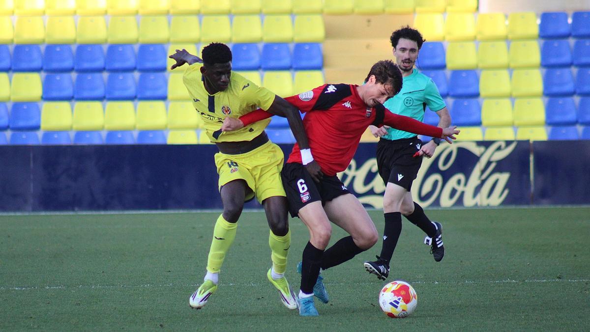 Douga Fofana pelea un balón con el visitante Jaime de las Marías, en el Mini Estadi.