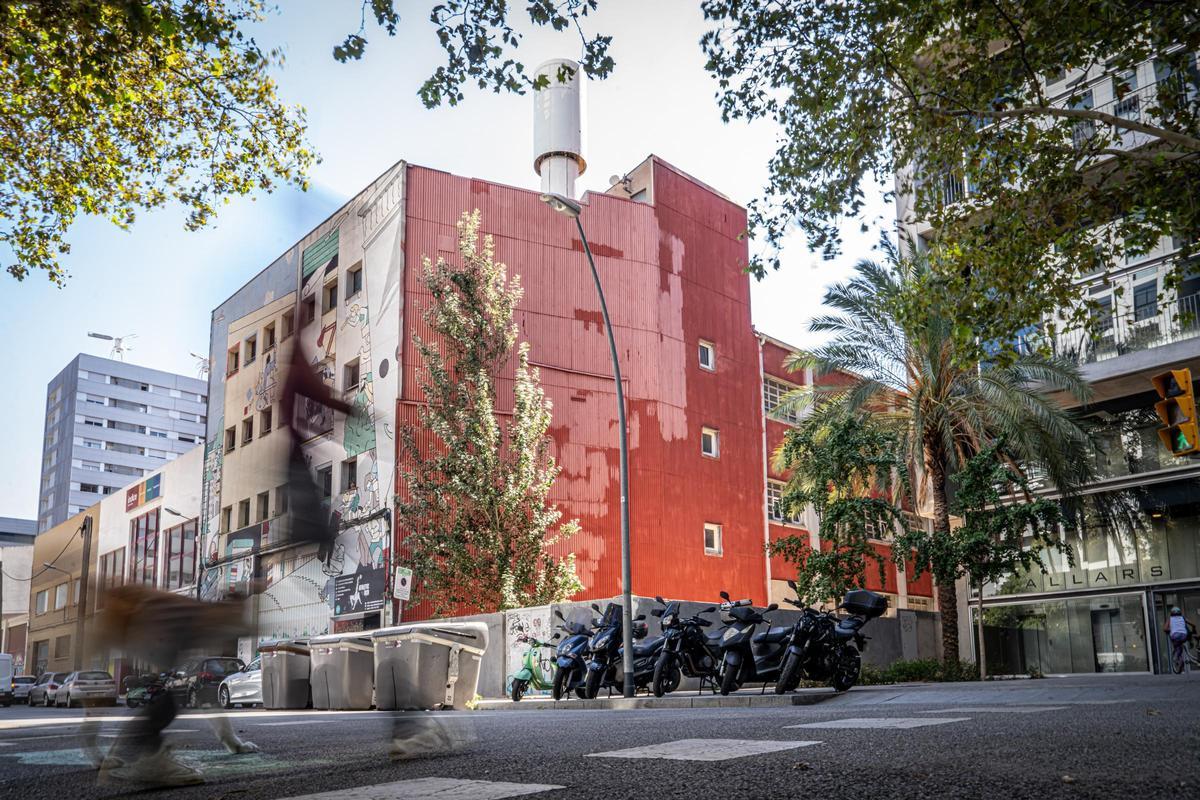 Una pared forrada con fibrocemento encapsulado con pintura aislante en un edificio de la calle Fluvià, en Barcelona.