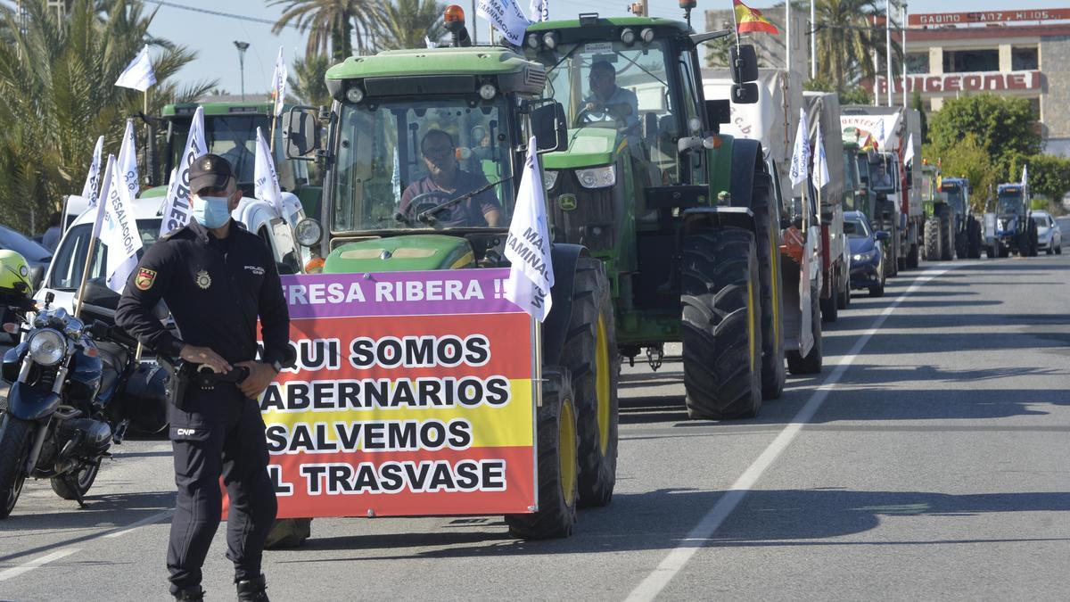 Agricultores de Alicante durante una tractorada en defensa del trasvase en mayo de 2021.