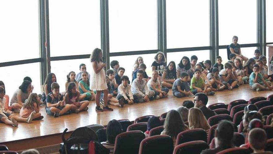 Alumnos del colegio Víctor López Seoane, ayer, en el escenario del Rectorado, ante sus padres y profesores.
