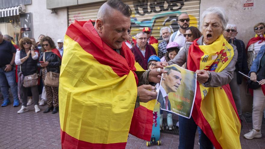 Asistentes a la protesta en Palma contra la amnistía intentan quemar una foto de Pedro Sánchez