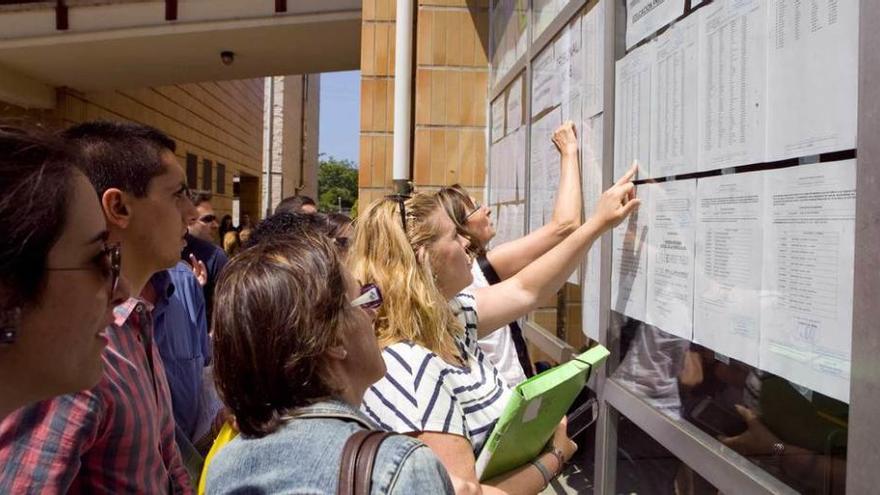 Aspirantes de las últimas oposiciones docentes, en julio, en el Instituto El Piles de Gijón.