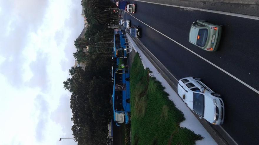 Una guagua averiada bloquea el acceso a la Avenida Marítima desde el Hoyo