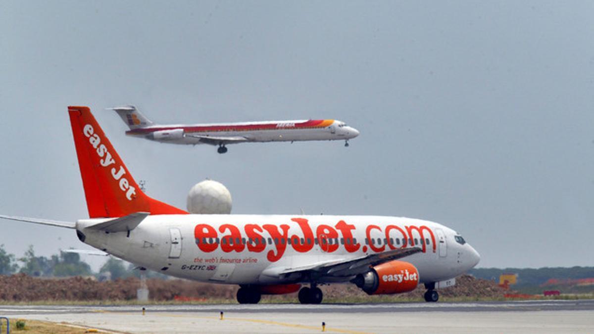 Un avión de EasyJet y otro de Iberia, en el aeropuerto de El Prat.