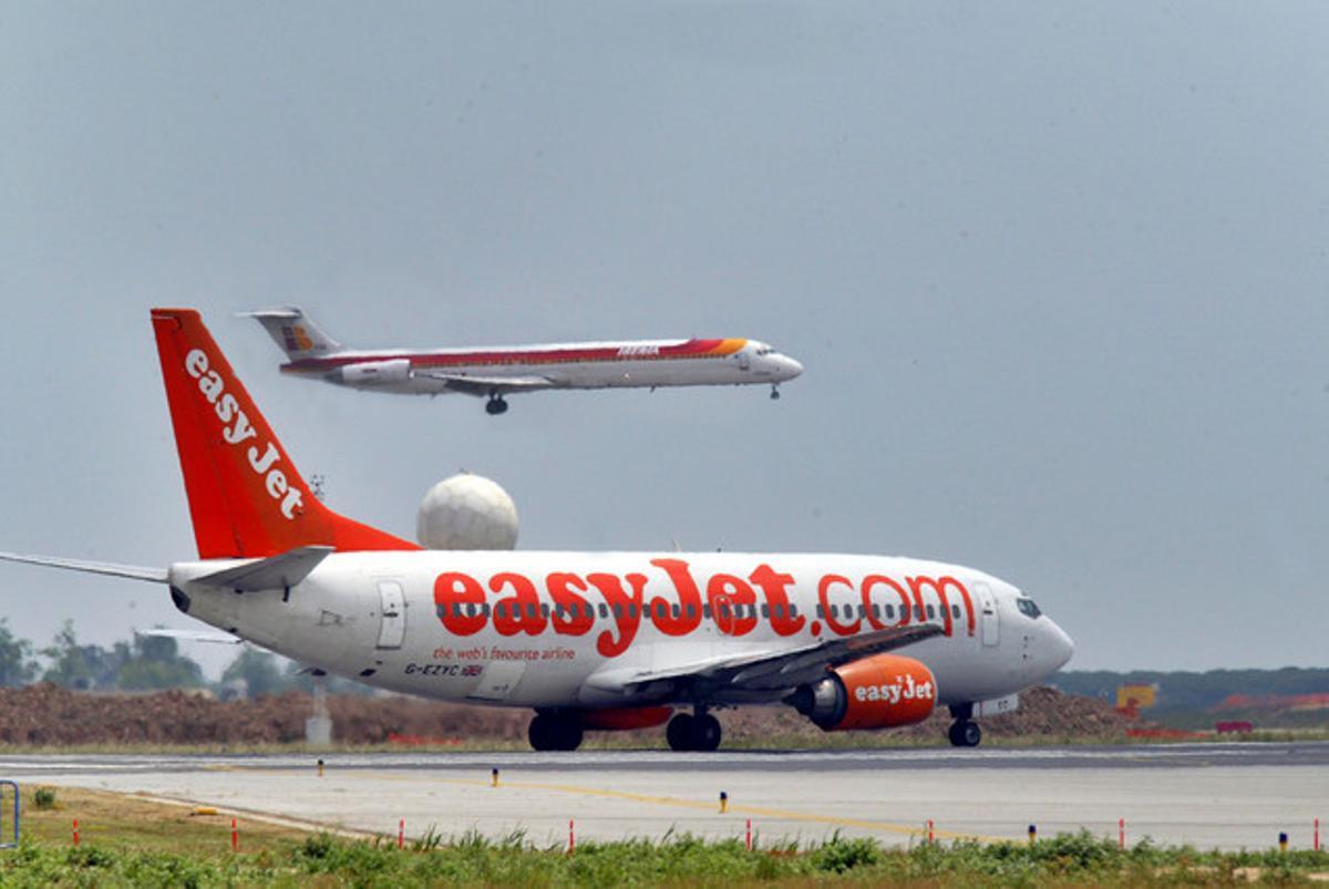 Un avió d’EasyJet i un altre d’Iberia, a l’aeroport del Prat.