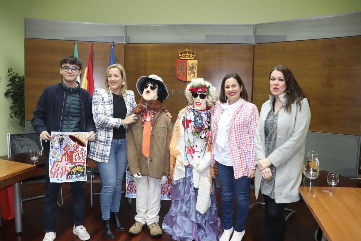 Jaime Carretero, Elisabeth Martín, Marta Jordán y Sandra Tovar con los dos bujacos.