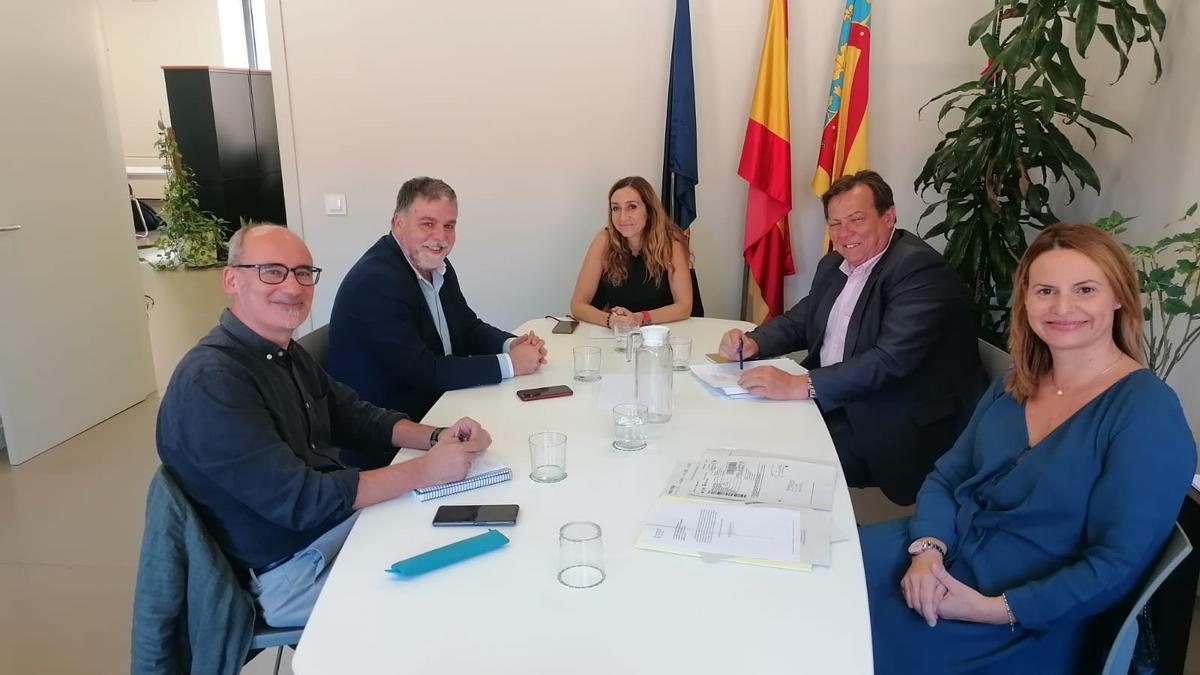 Momento de la reunión de la nueva consellera de Agricultura con el alcalde de Villena.