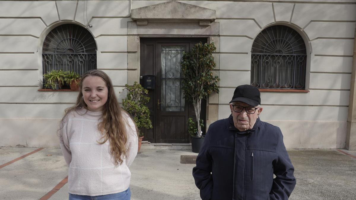 Judith y Manuel Arias posan delante de la puerta de su casa en el recinto del cementerio de Poblenou.