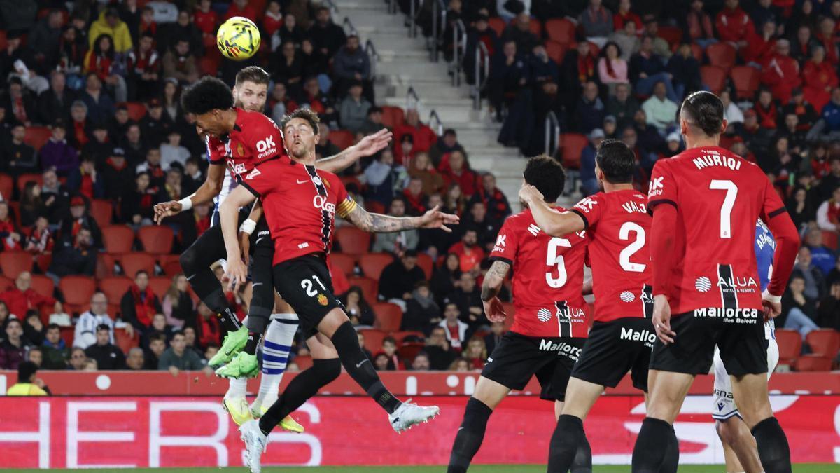 Mojica y Raíllo intentan despejar un balón.