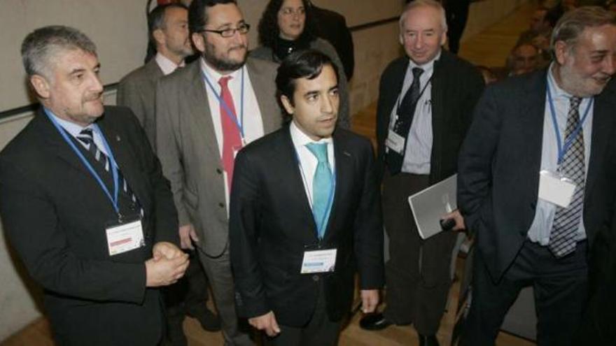 Fernández, a la izquierda, y Rey Varela, en la asamblea que eligió la nueva Ejecutiva de la Fegamp. / xoán álvarez