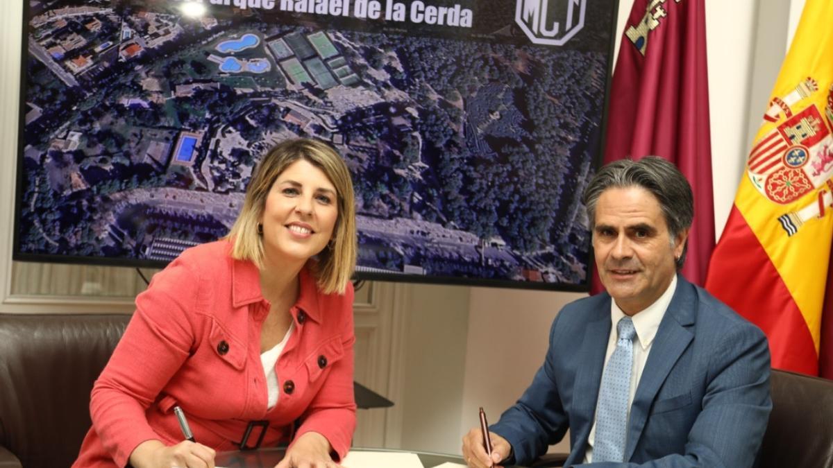 Firma del acuerdo entre la alcaldesa y el presidente de la Mancomunidad