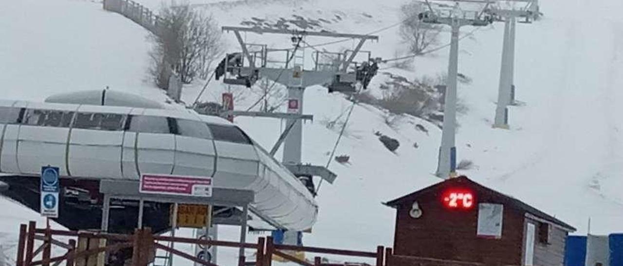 La estación de Fuentes de Invierno, ayer, con nieve.