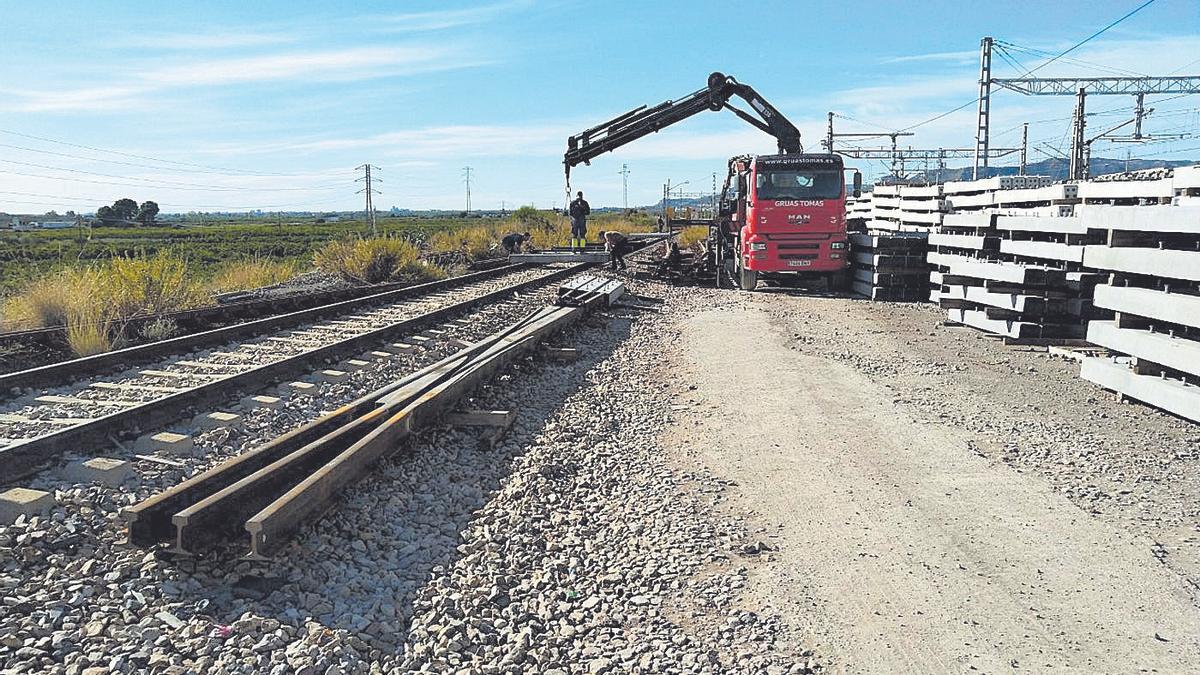 Imagen de archivo de unas obras realizadas por Adif en la línea ferroviaria, en el término municipal de Almenara.