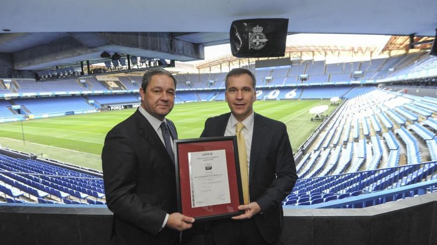 Tino Fernández y Rafael García muestran el certificado en Riazor.