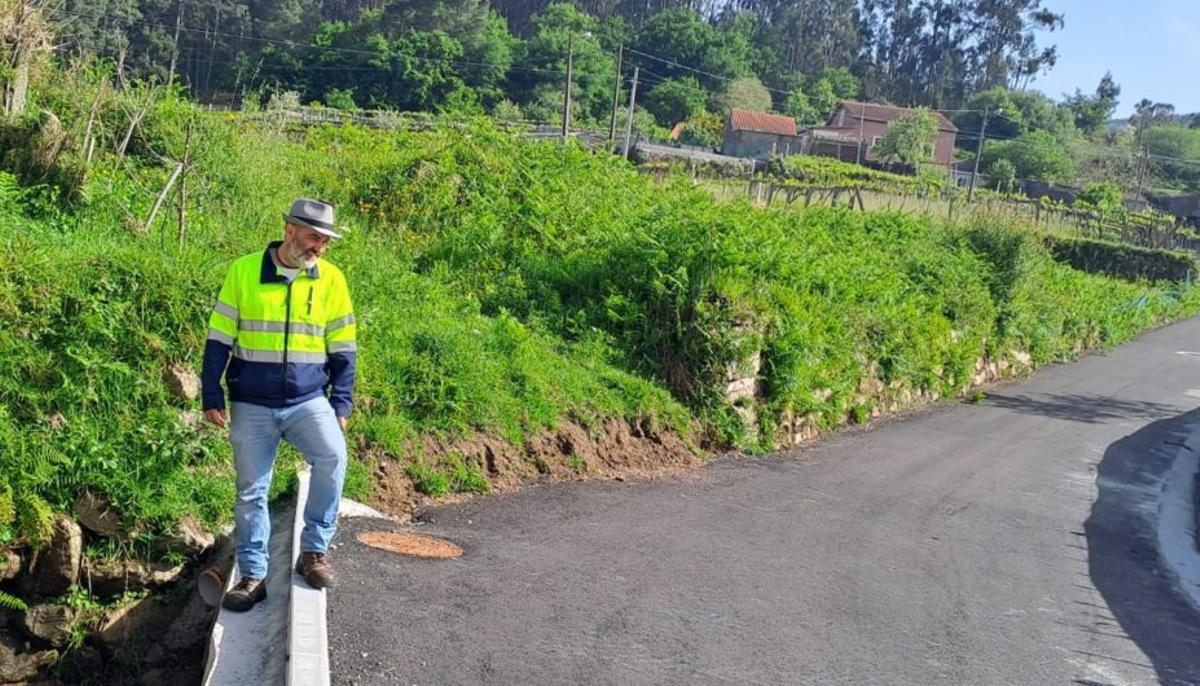 El edil Roberto Vilar en el Camiño de Zabarís tras el reciente asfaltado. | FDV