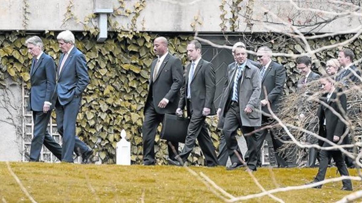 Las delegaciones de EEUU y Gran Bretaña durante una pausa, este lunes.