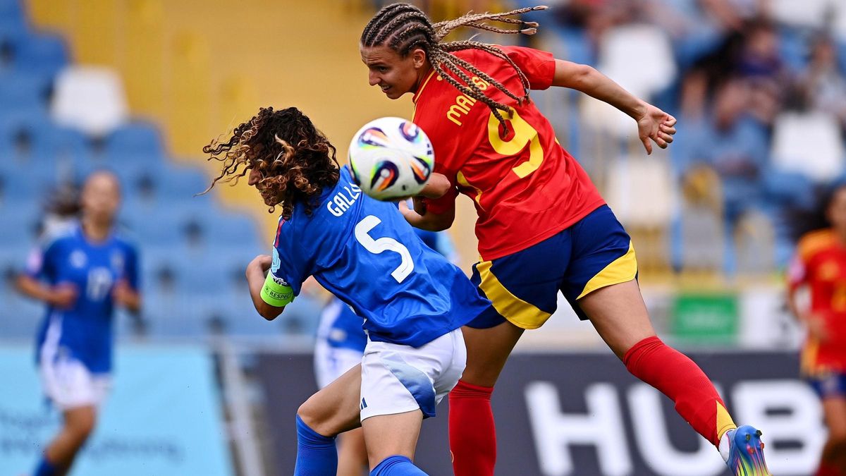 La española Marisa pugna por un balón con una jugadora italiana en la semifinal de este martes.