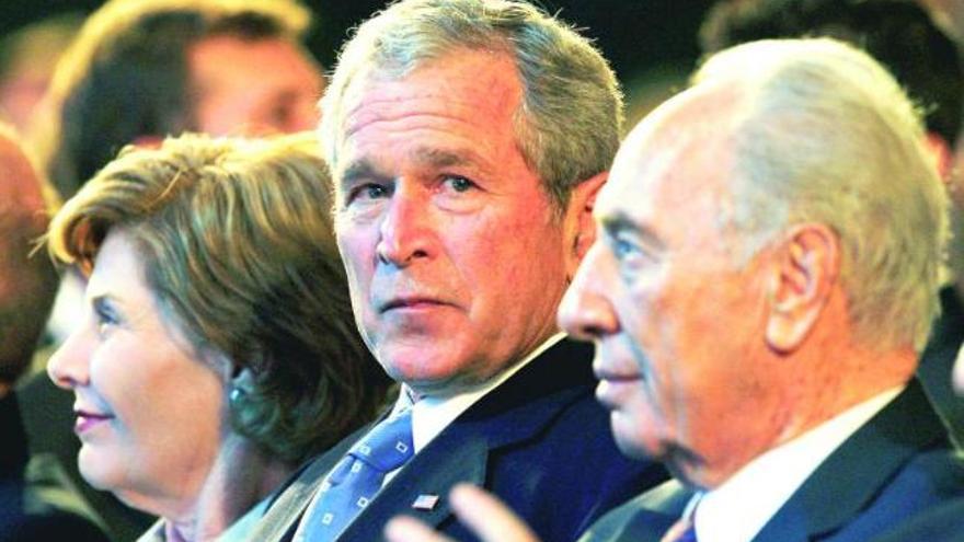 Peres, Bush y Laura Bush, de derecha a izquierda, en la conferencia que celebra el 60.º aniversario de Israel.