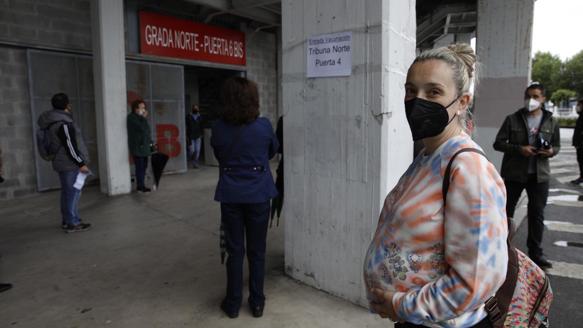 Liliana Sánchez, a las puertas del centro de vacunación en El Molinón.