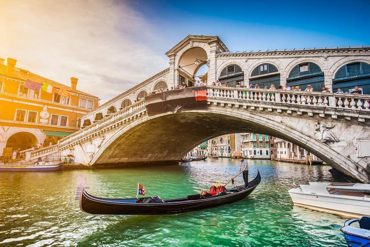 Una góndola en el Puente de Rialto, símbolo de la ciudad italiana de Venecia.