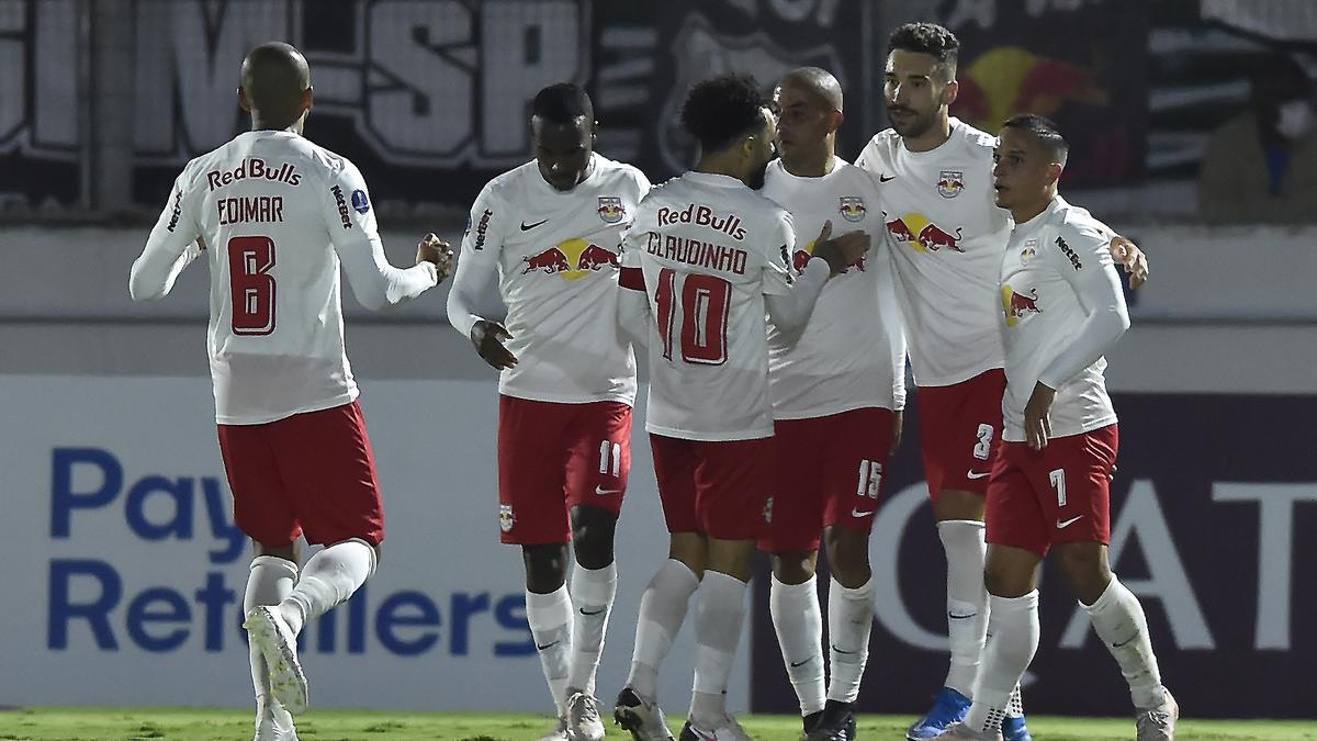 Los jugadores del Bragantino celebran un gol.