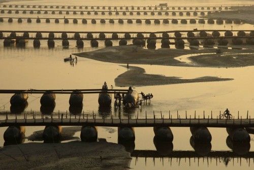 Obreros trabajan en el puente en construcción sobre el río Ganga en la ciudad india de Allahabad