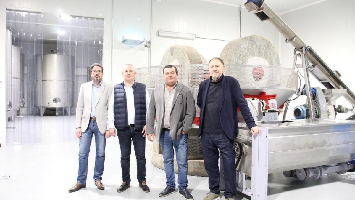 Pedro Bello y Jesús Puyol, alcaldes de La Puebla y de Híjar; junto a Jesús Marco, consejero delegado de Marcotran; y Miguel Ángel Córdoba, asesor de ambas compañías, en la almazara de Aceites Impelte.