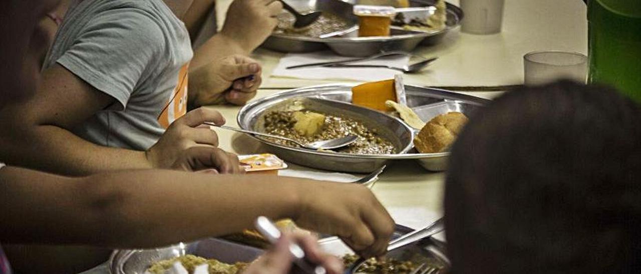 Menores comiendo en un colegio de Alicante.  |