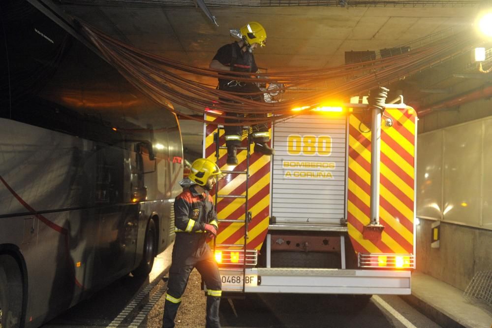 Un autobús escolar, atrapado en el túnel de María