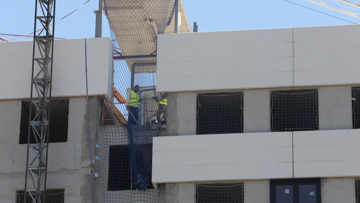 Dos obreros trabajan en la construcción de un edificio de viviendas en Madrid.