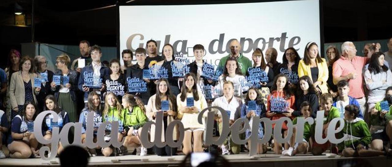 Fotografía de familia con todos los ganadores en la Gala del Deporte de Moaña. |  // CEDIDA