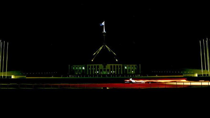 Fotografía de archivo del Parlamento en Canberra, Australia, apagado durante la Hora del Planeta, que nuevamente fue convocada por la organización World Wildlife Fund (WWF), para el próximo 28 de marzo de 2009, cuando ciudadanos, empresas y órganos de Gobierno de todo el mundo apagarán las luces por una hora como llamada de atención sobre el cambio climático.
