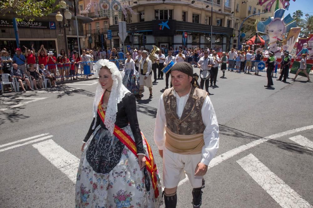 El Desfile de Entrega de Premios culmina con la entrega de más de 600 galardones a hogueras y barracas