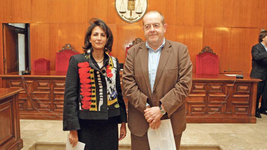 Isabel Borrego y Antoni Manchado con sus credenciales.