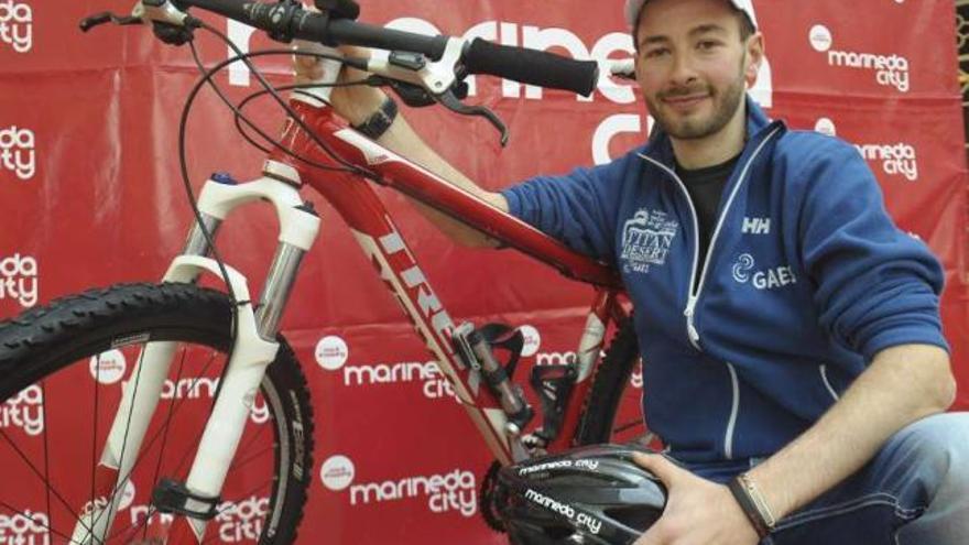 El coruñés Víctor Tasende posa junto con su bicicleta para LA OPINIÓN. / 13fotos