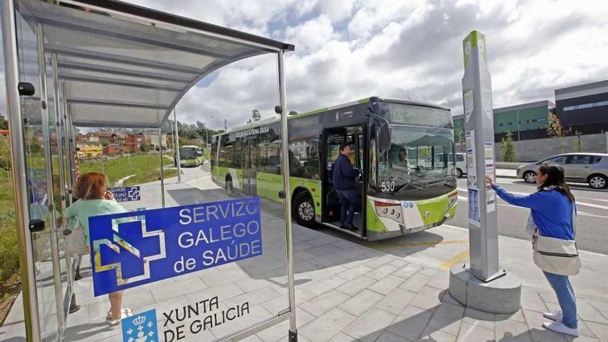 Un autobús de Vitrasa llega al nuevo hospital &quot;Alvaro Cunqueiro&quot; de Vigo. // Marta G. Brea