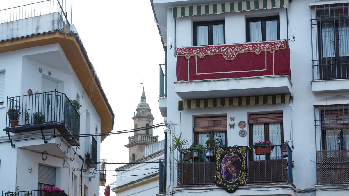 Balcones adornados en el barrio de San Lorenzo para recibir la Semana Santa.