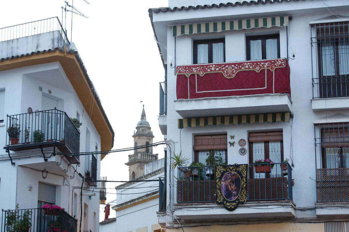 Balcones adornados en el barrio de San Lorenzo para recibir la Semana Santa.