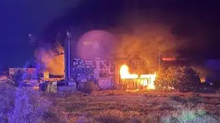 Un incendio en una nave abandonada arrasa con parte de las antiguas bodegas Vinival de Alboraia