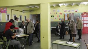 Ambiente electoral en un colegio de Terrassa