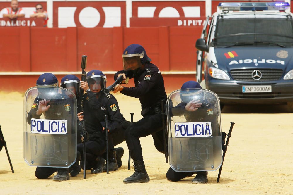 La plaza de toros de Málaga ha acogido el encuentro entre escolares de varios colegios malagueños y efectivos del cuerpo