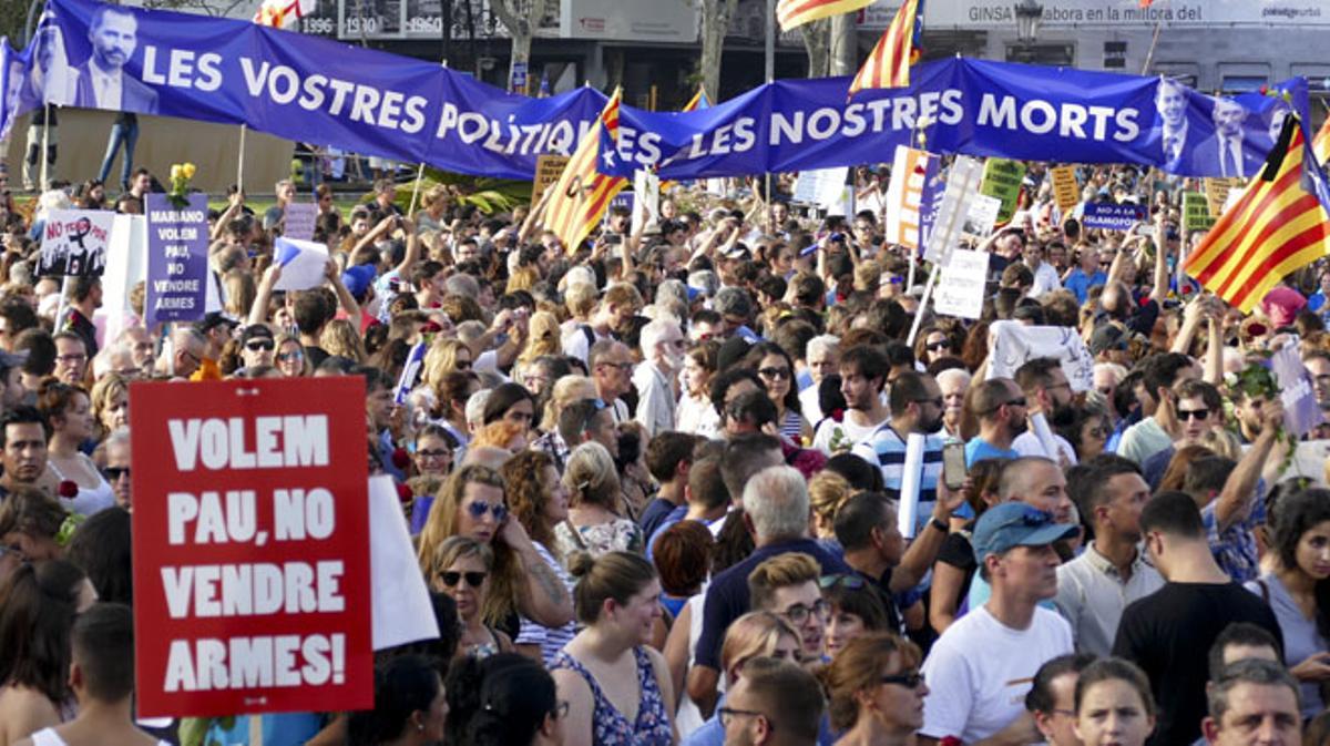Milers de persones han portat missatges contra la compravenda d’armes i a favor de la pau