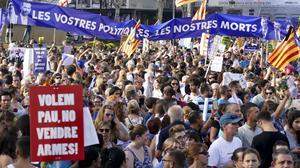 Milers de persones han portat missatges contra la compravenda d’armes i a favor de la pau