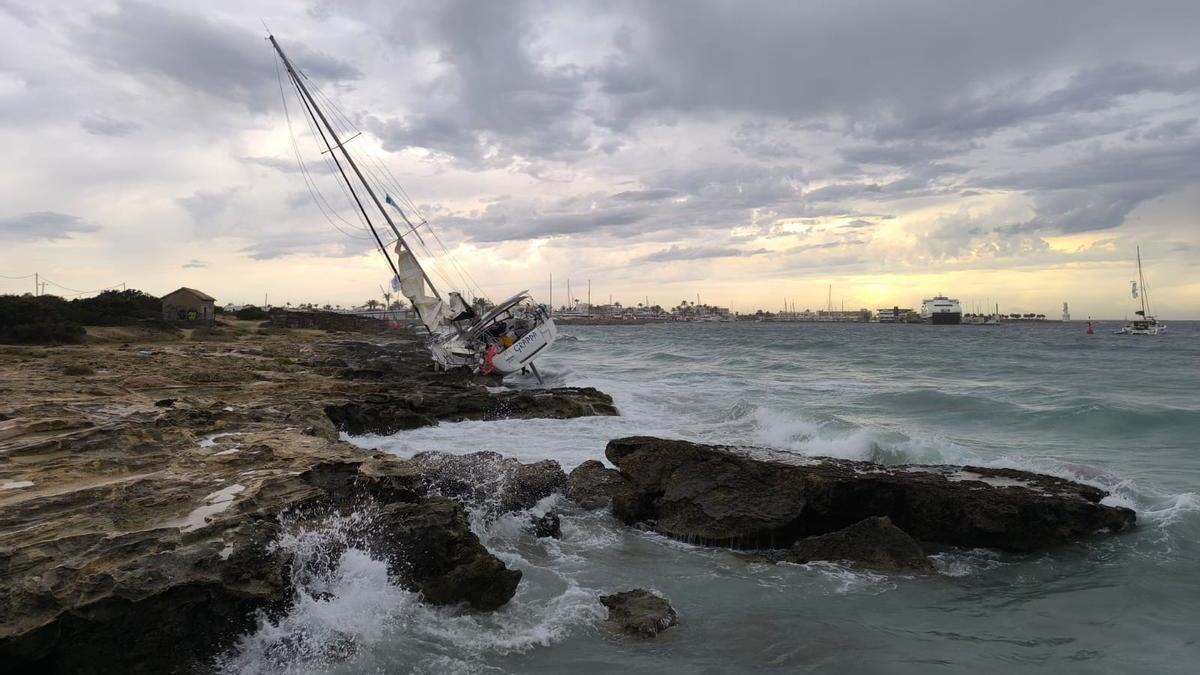 Una embarcación que ha chocado contra las rocas.