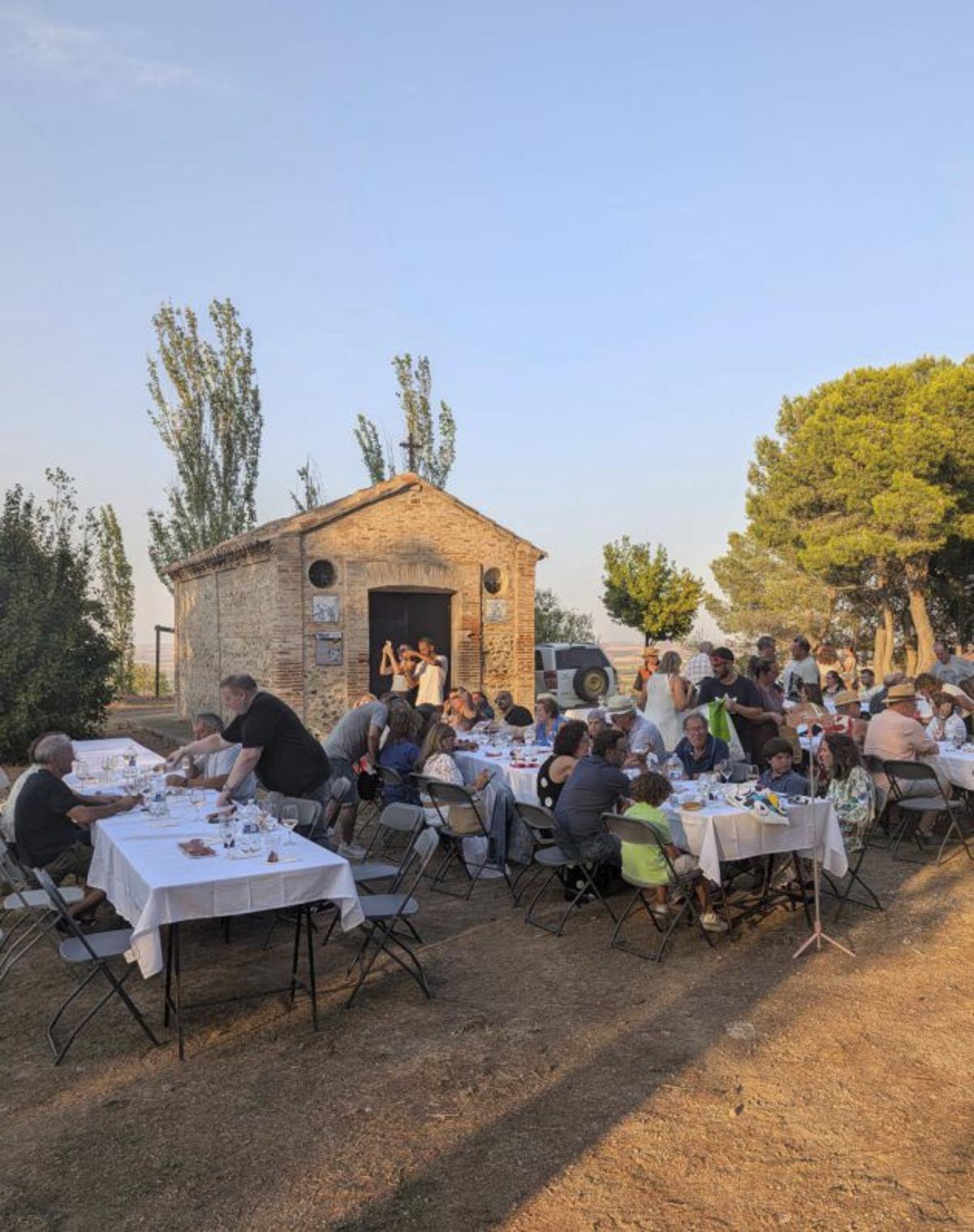 2 | 1.-ESPECTACULAR VISTA DEL ECLIPSE TOTAL SOLAR DESDE MORATA DE JALÓN. 
2 Y 3.- ALMONACID DE LA SIERRA ACOGIÓ UNA CATA DE VINOS DE LA RUTA DEL VINO DE CARIÑENA. 
4.- EL OBSERVATORIO DE CALATORAO ALBERGÓ UNA ACTIVIDAD COMARCAL. 
5.- ÉPILA ALBERGÓ UNO DE LOS PUNTOS DE OBSERVACIÓN OFICIAL. 
6.- CERCA DE MIL VECINOS SE REUNIERON EN MORATA.
7.-SE REALIZÓ UNA VISITA POR EL PATRIMONIO DE ÉPILA.
8.- TAMBIÉN HUBO UN RECORRIDO POR LOS OJOS DE PONTIL.