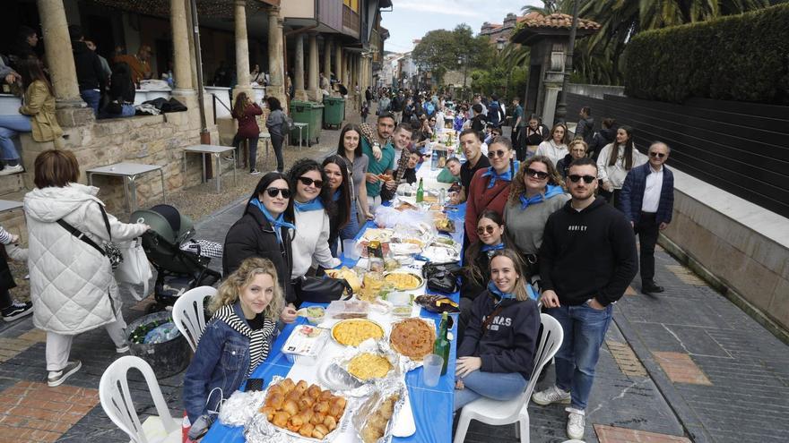 El viento no frena el hambre de Comida en la Calle en Avilés: &quot;Nada nos va a quitar de disfrutar&quot;