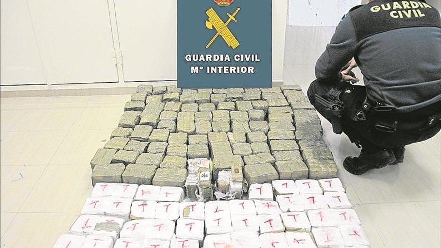 detienen a un conductor que portaba 126 kilogramos de hachís en su vehículo