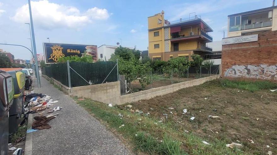 Una parcel·la abandonada a Sant Narcís es converteix en un focus de brutícia