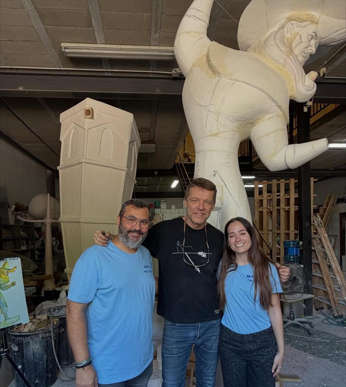 Presidente, artista y fallera mayor, con el monumento detrás